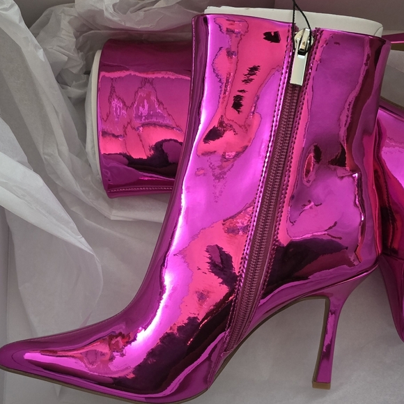 **NEW** Women's Metallic Hot Pink Heeled Ankle Bootie - Picture 2 of 5